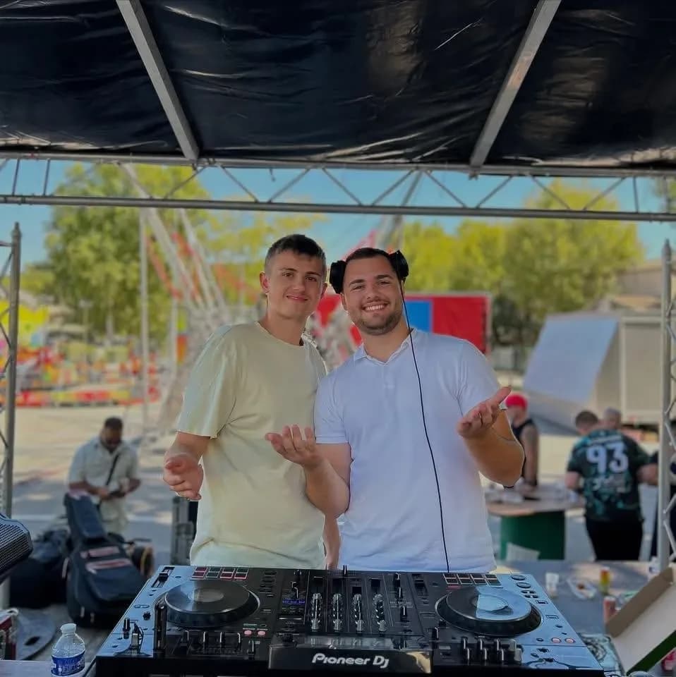 Dorian et Kylian, les DJ de DK Events, aux platines lors d’une fête votive