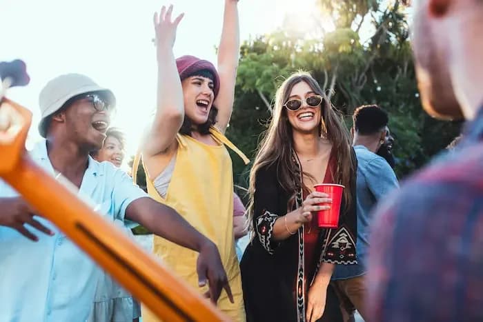 Des amis qui dansent en plein air pendant une fête d’anniversaire