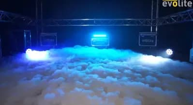 Nappe de fumée lourde sur une scène éclairée en bleu