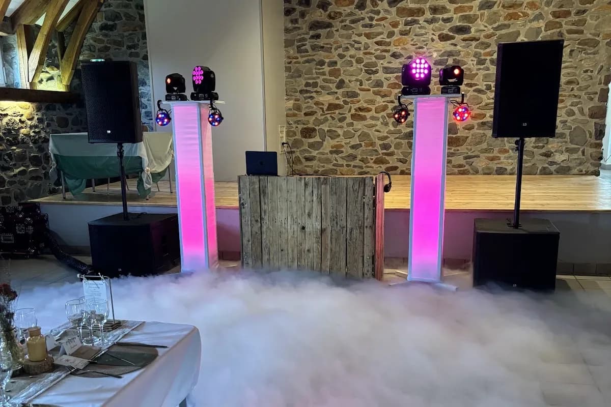 Installation son et lumière DK Events dans une salle en pierre, piste couverte de fumée lourde