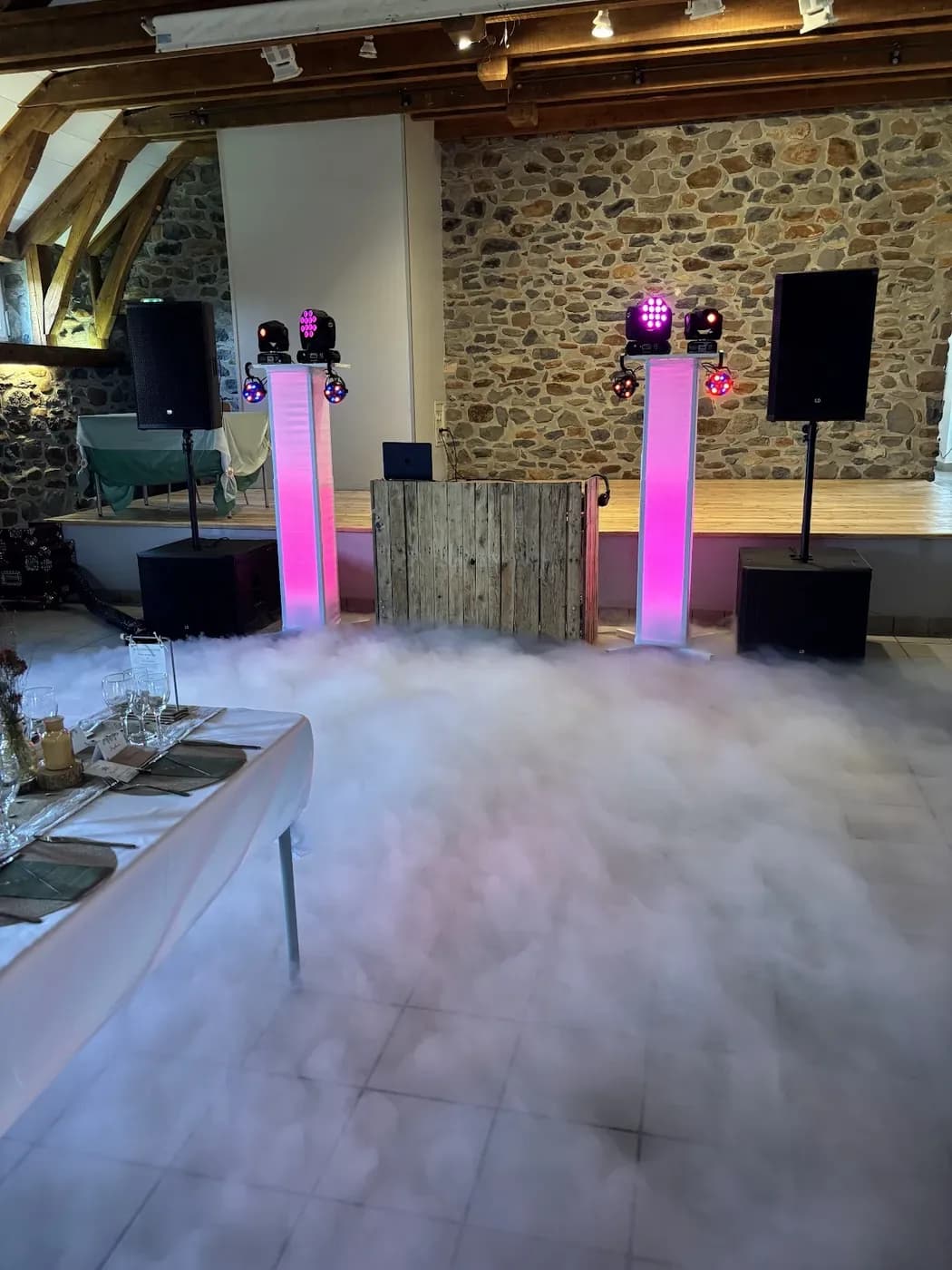 Installation typique DK Events : enceintes, jeux de lumières et fumée lourde