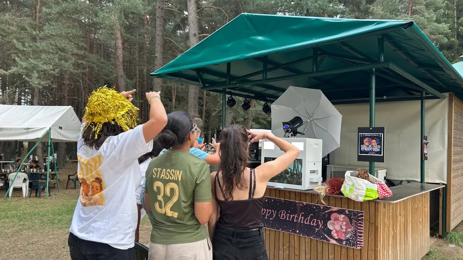 Des invités qui posent devant le photobooth pendant un anniversaire
