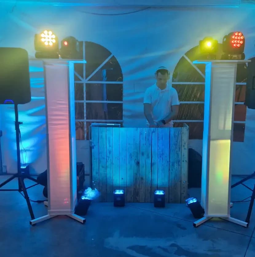 Un DJ de DK Events derrière sa cabine éclairée